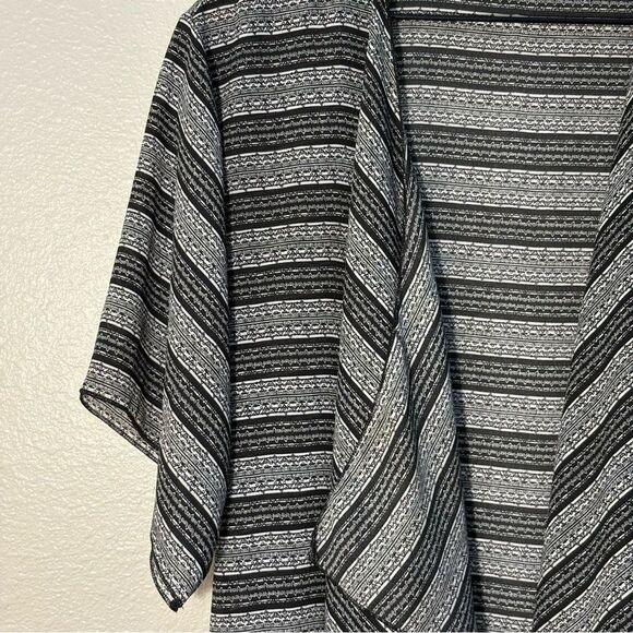 LuLaRoe BlackGray White Striped Kimono Women’s S Water fall Front Short Sleeve. - Picture 4 of 9